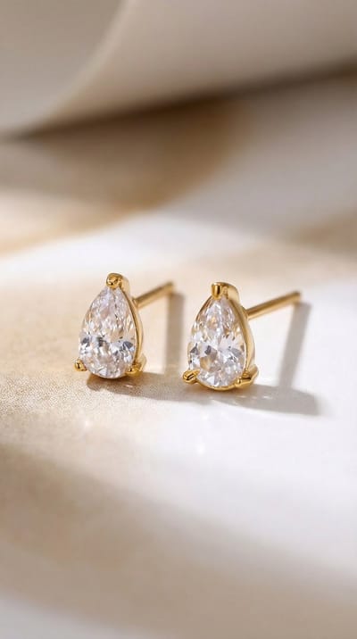 Lundholm Grace Oorknopjes Dames Goudkleurig – April Birthstone – Premium Stainless Steel 2.5 Micron PVD Gold Plated – Diamantkleurige Steen – Kleine Luxe Oorstekers – Tweede Gaatje Oorbellen Dames Geboortesteen Studs – Scandinavisch Design