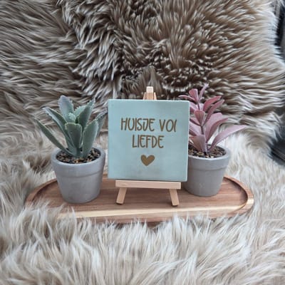 Robuust Wenstegeltje – Huisje vol liefde – Hip trendy tegeltje – 10x10 cm – Leuk Cadeau voor Vriendin, Zus, Juf, Collega of zomaar voor jezelf – Stijlvolle Woondecoratie – Trendy nu – Decoratief Tegeltje met Standaard – Cadeau Idee