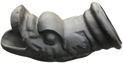 Goot uitloop, antieke goot tuin, uitlaat van gietijzer, zwart