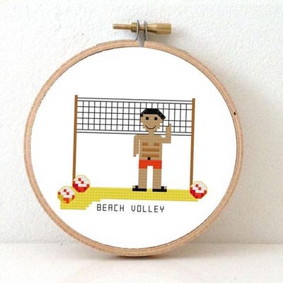 Manlijke beach volleybal borduurpakket | Borduurpakket voor volwassenen | Beach Volleybal sporter kado maken  | Borduurpakket inclusief borduurring, DMC borduurgaren, Aida borduurstof, borduurnaald en instructies