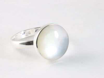 Ronde hoogglans zilveren ring met parelmoer - maat 17