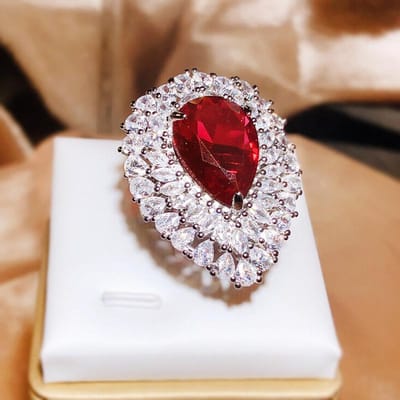 Elegante Royale Duivenbloed Druppels Volledige Diamant Ring Vrouwelijk Zilver Temperament Rode Diamant Ring Feest Bruiloft Verjaardagscadeau resizable white