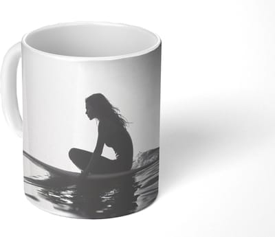 Mok - Koffiemok - Silhouet - Vrouw - Surfplank - Water - Mokken - 350 ML - Beker - Koffiemokken - Theemok