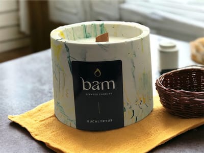 BAM Kaarsen Eucalyptus Geurkaars – Cone Collectie – Houten Wiek – Groen-Geel Gemarmerd Handgemaakt Potje – 100 g – 30 Branduren