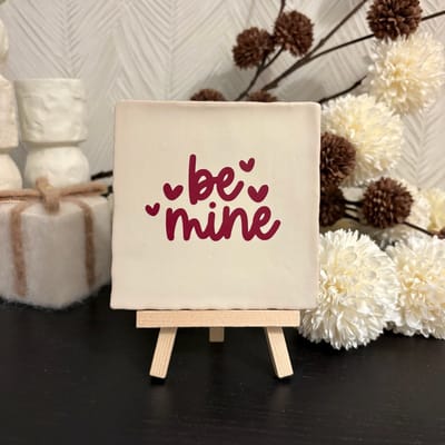 Hartjespost | Tegeltje Be mine, mat wit, bordeaux | tegeltjes met tekst | spreuktegel | tegeltjeswijsheden | Cadeau | Valentijn | Liefde | Love | Valentijnscadeau | Cadeau voor hem of voor haar | 14 Februari | V-Day | Valentine | Romantisch | 10x10