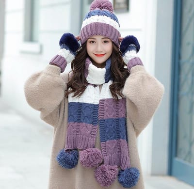 BRD Winter® | Paars Blauw Wit 3 delige winterset | Gevoerde muts met pompon, sjaal met pompons en vingerloze handschoenen