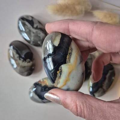 Edelsteen UV-Reactieve Volcano Agate Palmsteen – Handsteen