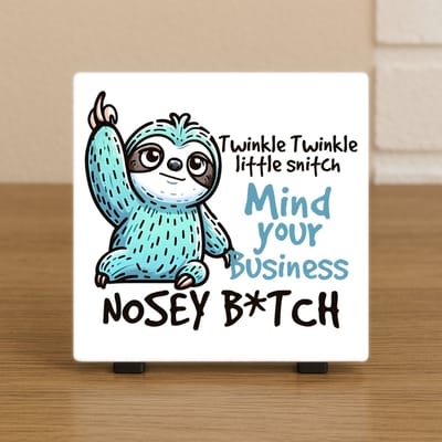 Wenstegel “Mind Your Business” – Luiaard Decoratie – Spreuktegel – Stijlvolle Woondecoratie met Boodschap – Trendy nu– Hip trendy tegeltje – Cadeau – Zomaar – Deco – Decoratief Tegeltje met Standaard – Cadeau Idee