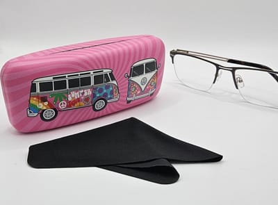 Harde brillenkoker met microvezeldoekje / Volkswagen Kampeerbus / Where the adventure begins / roze / vel roze bus / leuke cadeau / brillenetui / doos / brillenaccessoire voor kinderen en volwassenen / brillendoos dames heren kind / Aland optiek