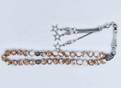 Handgemaakte tesbih klassiek - "Tasbih" natuursteen "Wit howliet gesponnen goud" - Aantal kralen 33 - Diameter kralen 8 MM - met metaal tassel "Sterren" - Een mooi cadeau-idee