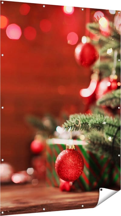 Gards Tuinposter Kerstboom met Rode Lichtjes en Kerstballen - 120x180 cm - Tuindoek - Tuindecoratie - Wanddecoratie buiten - Tuinschilderij