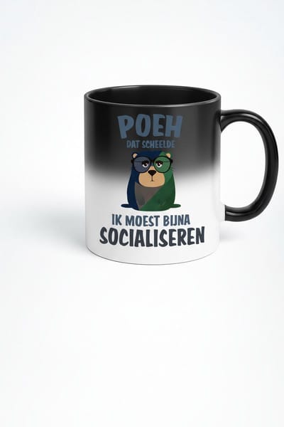 “Poeh Dat Scheelde – Ik Moest Bijna Socialiseren” Black Magic Mok – 330ml Warmtegevoelige Koffiemok – Grappige Introverte Beer – Uniek Cadeau Idee