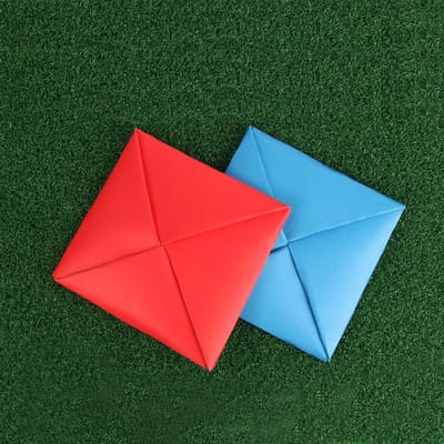 Blauw-rode kartonnen kaartspellen, een traditioneel Koreaans papieren kaartspel voor familieplezier, draagbaar en gemakkelijk mee te nemen. blue
