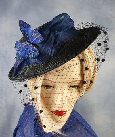 Creaciones - Zwarte Parasisal Hoed - Sluier en Blauwe Vlinder - Maat 55 cm (M) - Handgemaakt en Uniek