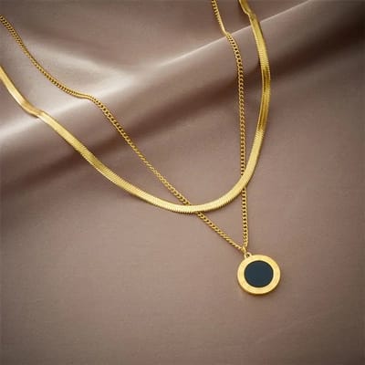 Vintage Dames Ketting - Roestvrijstaal - Goudkleurig met Zwarte Resin Inlay en Romeinse Munt Hanger - Tijdloze Sieraden Accessoire - Perfect Cadeau voor Vrouwen & Meisjes - Duurzaam & Elegant