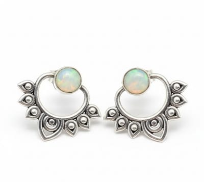 Zilverkleurige oorstekers oorbellen voor dames – ronde oorbellen met sierlijk motief en opaal look steen