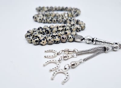 Handgemaakte tesbih "Tasbih" natuursteen " Jasper Dalmatin" - Aantal kralen 99 - Diameter kralen 8MM - met metaal tassel "Hoefijzer" - Een mooi cadeau-idee