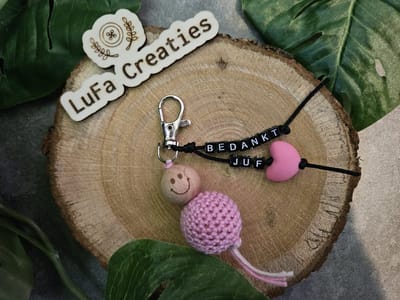 Sleutelhanger gelukspoppetje Bedankt juf, Zwarte letters + roze hartje