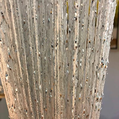 Deurgordijn – Tweedelig – 100 x 200 cm – Glanzend gordijn met kwastjes – Insecten-/muggenwerend gordijn – Geschikt voor deuropeningen, interieurdecoratie, woonkamer, bruiloften, feestdecoraties en als ruimteverdeler – Kleur: Wit