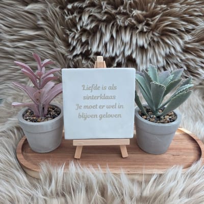 Robuust wenstegeltje - Sinterklaas Tegeltje – Humor Cadeau Pakjesavond - Feestdagen - Hip trendy tegeltje – 10x10 cm – Wanddecoratie – Trendy nu – Decoratief Tegeltje met Standaard – Cadeau Idee