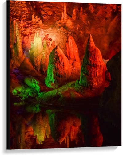 Canvas  - Grotten met Oranje Lampen - 75x100cm Foto op Canvas Schilderij (Wanddecoratie op Canvas)