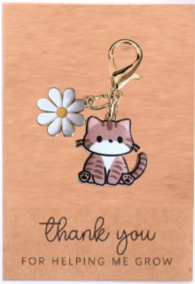 Pradeo - Katje Sleutelhanger - Gelukshanger - Hangertje - Katje - Poesje - Kat - Poes - Cat - Key Chain - Met Bloemetje - Pocket Hug - Klein Cadeau / Geschenk - Met Kaartje Met Tekst - Bruin Katje
