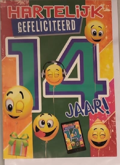 Je bent 14 jaar geworden! Hartelijk gefeliciteerd met je verjaardag! Een wenskaart met blije smileys en een mobieltje. Een leuke kaart om zo te geven of om bij een cadeau te voegen. Een dubbele wenskaart inclusief envelop en in folie verpakt.
