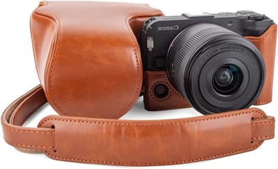 Beschermende PU Leren Camera Case voor Canon EOS R50 V met Verstelbare Schouderband en Draagriem, Bruin, Geschikt voor RF-S14-30mm Lens