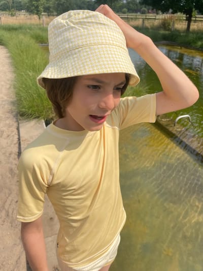 Ducksday - UV-Zwemshirt voor kinderen - UV-werend UPF50+ - Rashguard met Korte mouwen - unisex - Geel effen - maat 2 jaar - 86/92