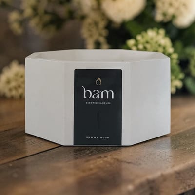 Handgemaakte Snowy Musk geurkaars van 545 g in een uniek wit 8-hoekig potje. Brandt ca. 75 uur.