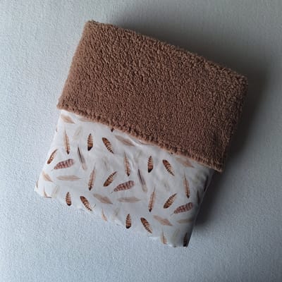 Wiegdeken teddystof donker beige - bruine veren - 70 x 100 cm - Handgemaakt - Handmade