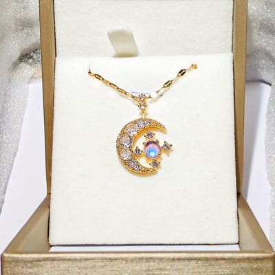 Prachtige Roestvrij Staal Ketting met Micro-inleg Zirkonia, Unieke Maan-Ster-Zon Planeet Hanger beige