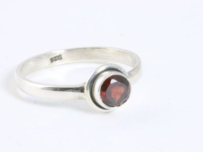 Fijne ronde zilveren ring met granaat - maat 16.5