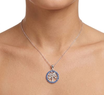 Zilverkleurige ketting voor dames – levensboom hanger met blauwe accenten – elegante ronde hanger met fijne schakel ketting