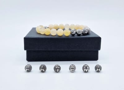 Handgemaakte Natuurstenen armband met metaal naam " Calciet geel" - Met je naam of de naam van uw geliefde- 8 mm diameter van de korrel- Diameter armband 20 cm - Een mooi cadeau voor familie en vrienden