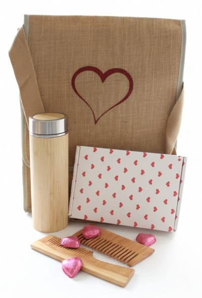 Chocolade Hart geschenkenset - Luxe Cadeaudoos met jute schoudertas, houten kammen, bamboe thermosfles en Fairtrade handgemaakte Chocolade hartjes