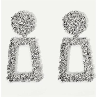 Mode Grote Naam Trapeziumvormige Zware Industrie Geometrische Metalen Stud Oorbellen, Gegraveerde Bloem Oorbellen voor Vrouwen zilver
