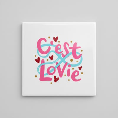 C’est La Vie Tekst Keramische Tegel – Kleurrijke Liefde Typografie Wanddecoratie – 15 × 15 cm