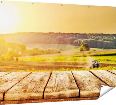 Gards Tuinposter Tractor in het Veld met Houten Planken - 160x120 cm - Tuindoek - Tuindecoratie - Wanddecoratie buiten - Tuinschilderij