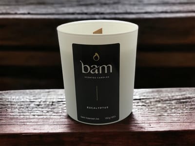 BAM Eucalyptus Geurkaars – Houten Wiek – Vegan Kaars van Zonnebloemwas – 60 Branduren – Handgemaakt in België