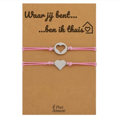 Koppel Armbandjes voor 2 "Waar jij bent, ben ik thuis" - Passende Hartjes - Vriendschapsarmbandjes met Liefdevol Cadeau Kaartje - Zilverkleurig & Roze - Elastisch Verstelbaar - Pax Amare