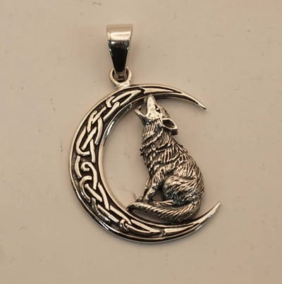 Sterling zilveren hanger huilende wolf bij maan met keltische tekens- zilveren hanger celtic maan op wolf - keltische dier zilveren hanger - 925 zilveren celtic hanger - bedel voor ketting huilend wolf - pendant wolf with moon