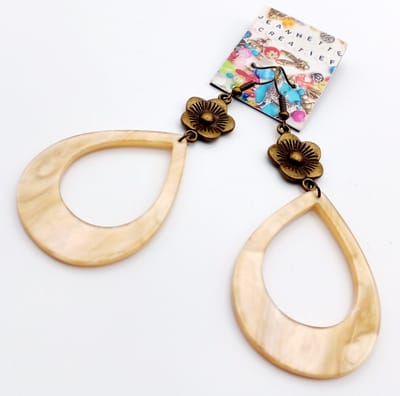 Jeannette-Creatief® - Resin - Bloem - Kleine Gele Druppel - Oorhangers - Oorbellen - Oorbellen Dames - Beige Oorbellen - Oorbellen Brons - Bronzen Oorbellen - Bohemien oorhangers - Boho - IBIZA - Druppelvormige oorbellen