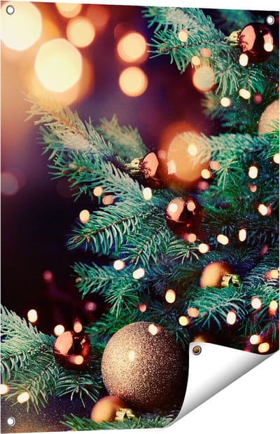 Gards Tuinposter Versierde Kerstboom met Lichtjes - 60x80 cm - Tuindoek - Tuindecoratie - Wanddecoratie buiten - Tuinschilderij