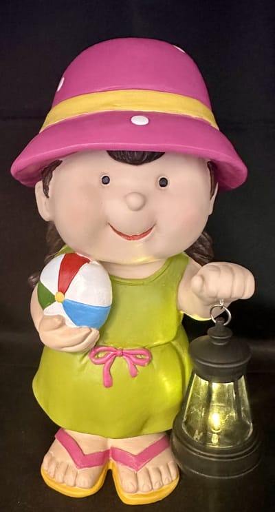Decoratieve solarlamp "Meisje zomerkleding met bal" met lantaarn - meerkleurig - polyresin - hoogte 23x15x7cm - Tuinaccessoires - Decoratieve beelden voor buiten