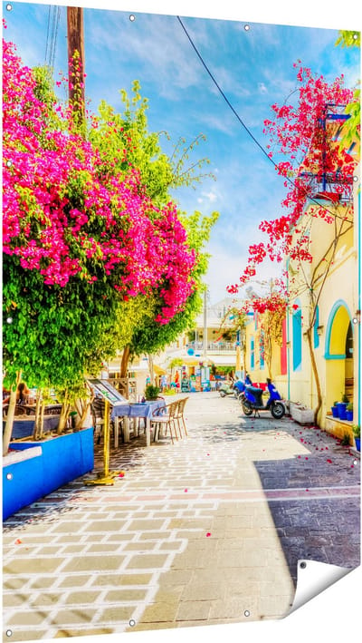 Gards Tuinposter Kleurrijke Straat op het Eiland Kos, Griekenland - 120x180 cm - Tuindoek - Tuindecoratie - Wanddecoratie buiten - Tuinschilderij