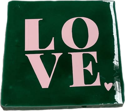 Hippe tegeltje met tekst: Love | Dennengroen met pastel roze | Gepersonaliseerde cadeau | Hippe Spreuktegel | Nieuwe woning cadeau | Housewarming cadeau