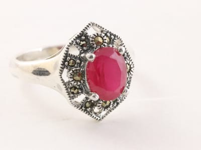 Zilveren ring met robijn en marcasiet - maat 17
