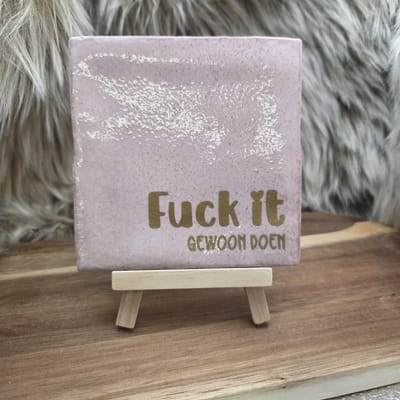 Robuust Wenstegeltje Fuck It Gewoon Doen – Quote Motivatie Tegeltje – Trendy – Woondecoratie – Cadeautje – Decoratief Tegeltje met Standaard – Cadeau Idee