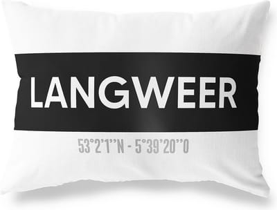 Tuinkussen LANGWEER - FRIESLAND met coördinaten - Buitenkussen - Bootkussen - Weerbestendig - Jouw Plaats - Studio216 - Modern - Zwart-Wit - 50x30cm